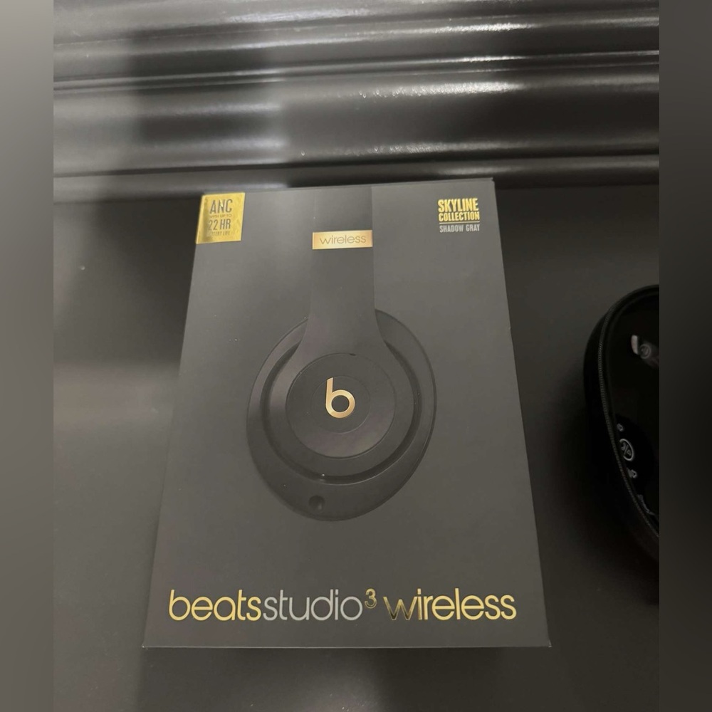 Beats Solo 3, Noise Cancellation. Worn once and didn’t like them.